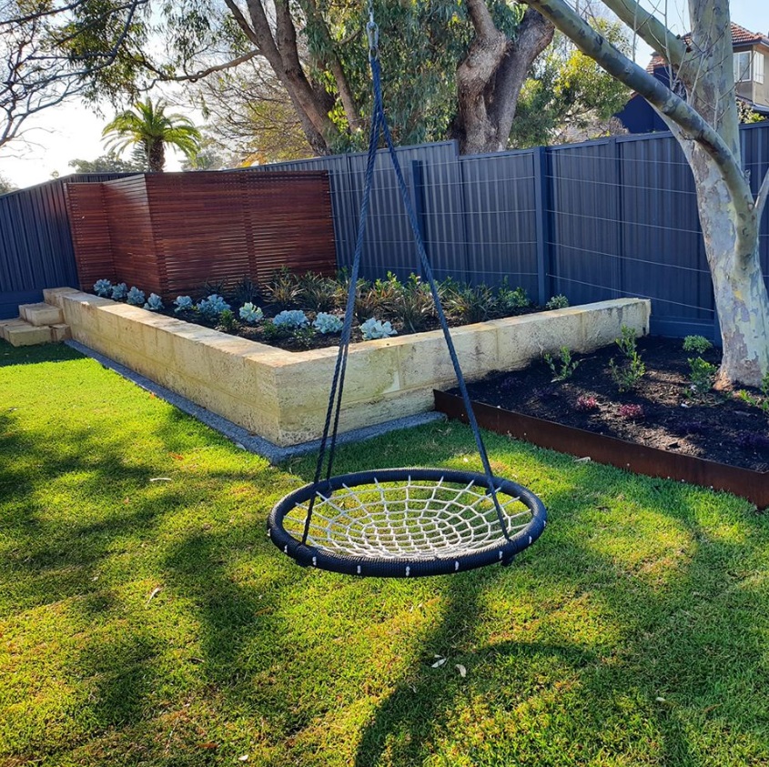 Floreat City Beach Karri and Peat Mulch. Best Mulch For Perth Gardens. Stop weeds in garden beds and lawn.